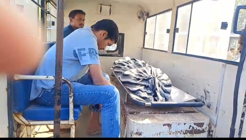 CG : महाविद्यालय प्रबंधन की लापरवाही से छात्र की मौत का आरोप, परिजनों का शव के साथ किया प्रदर्शन