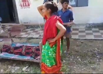 CG News : शर्मसार करने वाली तस्वीर एंबुलेंस नहीं मिली, ग्रामीणों ने खाट पर ले जाना पड़ा शव – स्वास्थ्य व्यवस्था पर उठे गंभीर सवाल