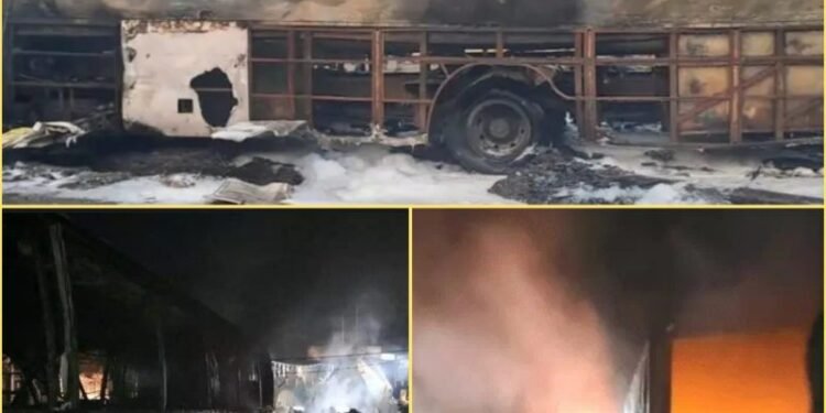 Road Accident News : बलरामपुर में बस और ट्रक के बीच भीषण टक्कर, हादसे के बाद बस और ट्रक में लगी, 4 जिंदा जले 24 झुलसें मचा हड़कंप
