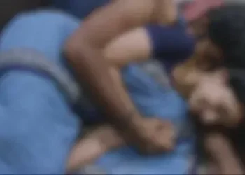 ‘साहब ये मेरा ही सेक्स करते वीडियो है मैंने ही रिकॉर्ड किया है पति विदेश में है’ वीडियो देखकर पुलिस वालों के पैरों तले खिसक गई जमीन