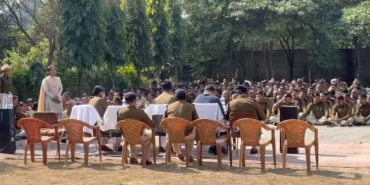 Korba : कमांडेंट के खिलाफ नगर सैनिकों का विरोध – अब जांच में पहुंचे अफसर ने महिला सैनिकों से पूछा पांव भारी होने का क्या मतलब होता है ?