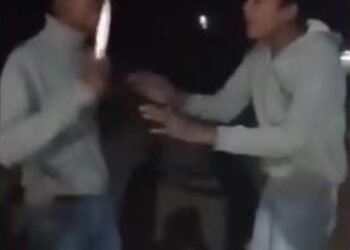 CG Crime : चाकू की नोंक पर मंगवायी माफी, देखें वायरल वीडियो