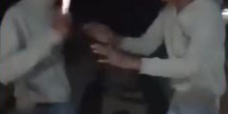 CG Crime : चाकू की नोंक पर मंगवायी माफी, देखें वायरल वीडियो