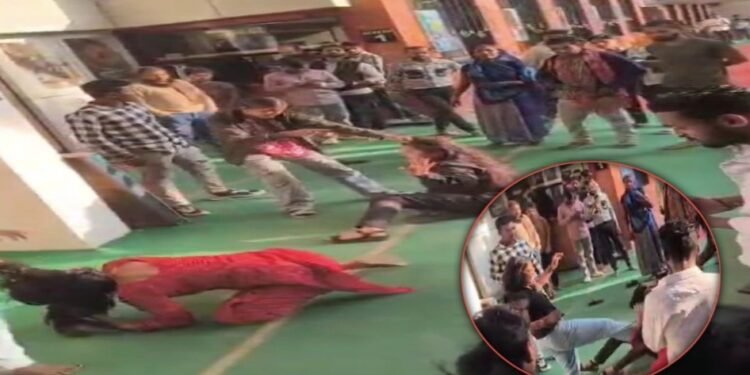 CG Viral Video : लड़कियों में जमकर मारपीट, बाल पकड़कर जमीन पर घसीटा, चीख – पुकार के बीच कोई नहीं आया आगे, पुलिस ने किया मामला दर्ज