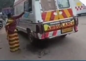 अमानवीयता की हुई हद पार – 108 एंबुलेंस चालक ने घायल मरीज की पत्नी से धुलवाई एंबुलेंस, CMHO ने जारी किया नोटिस