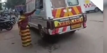 अमानवीयता की हुई हद पार – 108 एंबुलेंस चालक ने घायल मरीज की पत्नी से धुलवाई एंबुलेंस, CMHO ने जारी किया नोटिस