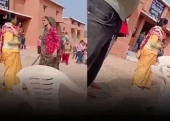 Viral Video : शिक्षिका ने छात्र को लगाई फटकार तो परिजन पहुंचे स्कूल, गुस्साई मां ने शिक्षिका को डंडे से पीटा, देखे वायरल वीडियो