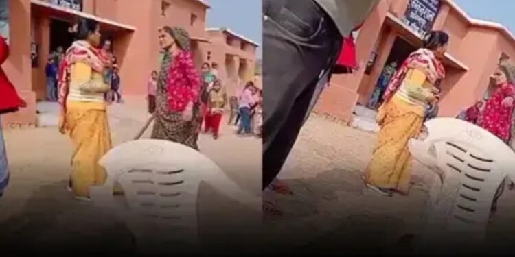 Viral Video : शिक्षिका ने छात्र को लगाई फटकार तो परिजन पहुंचे स्कूल, गुस्साई मां ने शिक्षिका को डंडे से पीटा, देखे वायरल वीडियो
