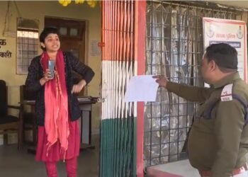 Viral Video : पिता की गिरफ्तारी से भड़क उठी बेटी, फिर थाने में जो किया देख पुलिस भी रह गई सन्न, अब वीडियो हो रहा वायरल