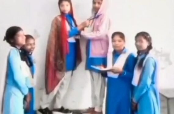 Viral Video : क्लासरूम में ‘शादी’ फिर बेंच पर ही शुरू कर दिया कार्यक्रम, वायरल वीडियो देख फटी रह जाएंगी आपकी आंखें देखे पूरा वीडियो