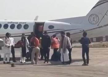 CG Viral Video : ऑन – ड्यूटी TI को पंडित धीरेंद्र शास्त्री के पैर छूना पड़ा भारी, किए गए लाइन अटैच, वीडियो हुआ था वायरल