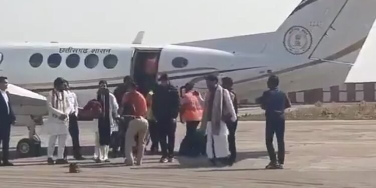 CG Viral Video : ऑन – ड्यूटी TI को पंडित धीरेंद्र शास्त्री के पैर छूना पड़ा भारी, किए गए लाइन अटैच, वीडियो हुआ था वायरल