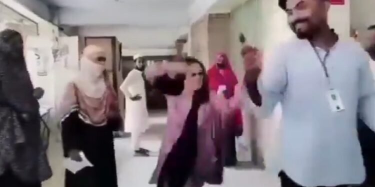 Viral News : कोर्ट परिसर में ही बेकाबू हो गई पत्नी, पति के साथ सरेआम करने लगी ऐसी हरकत, देखे 21 सेकंड का देखे वायरल वीडियो