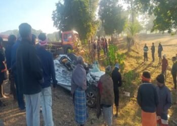 CG Road Accident : भीषण सड़क हादसा तेज रफ्तार कार खड़ी ट्रेलर से टकराई, मौके पर कार सवार सभी 5 युवकों की मौत