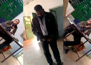 स्कूल में शिक्षक का शर्मनाक करतूत! कपड़े का बटन और पैंट का चैन निकालकर करने लगा अजीब हरकतें, देखे वायरल वीडियो