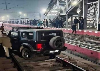 Thar Viral Video : रेलवे ट्रैक पर दौड़ी Thar, सोशल मीडिया पर छाया Thar वीडियो