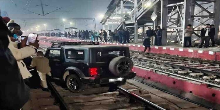 Thar Viral Video : रेलवे ट्रैक पर दौड़ी Thar, सोशल मीडिया पर छाया Thar वीडियो