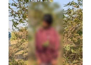 CG News : पेड़ पर लटकती मिली किसान की लाश, गांव में मचा हड़कंप