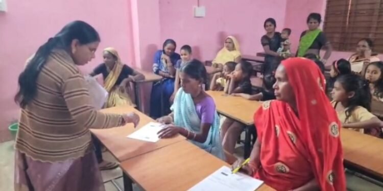 CG News : साक्षरता परीक्षा की खानापूर्ति, सास की जगह बहू ने दी परीक्षा, बच्चे भरते नजर आए पर्चा