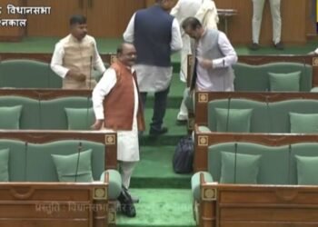 Chhattisgarh Assembly Live : सदन में गूंजा हसदेव जंगल की कटाई का मामला, गर्भगृह में नारेबाजी, सभी कांग्रेस विधायक निलंबित