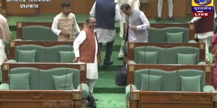 Chhattisgarh Assembly Live : सदन में गूंजा हसदेव जंगल की कटाई का मामला, गर्भगृह में नारेबाजी, सभी कांग्रेस विधायक निलंबित
