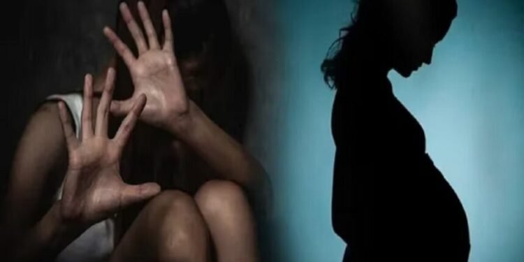 CG Crime : बच्चे की देखरेख के बहाने साली से दुष्कर्म करता रहा जीजा, प्रेग्नेंट होने पर हुआ खुलासा, आरोपी फरार