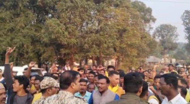 CG Breaking : शव दफन को लेकर बवाल, सरपंच के खिलाफ ग्रामीण धरने पर जाने क्या है पूरा मामला
