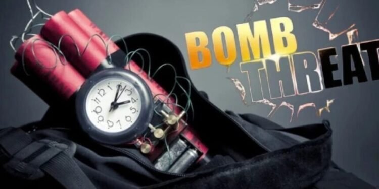 Big Breaking News : 12 स्कूलों को बम से उड़ाने की धमकी, मचा हड़कंप, क्लासेस रद्द कर कराए गए खाली