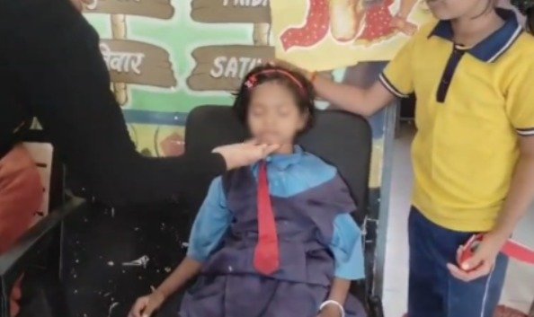 CG News : शासकीय प्राथमिक शाला में रहस्यमयी बेहोशी, स्कूल में कदम रखते ही छात्राएं हो रहीं बेसुध अब तक दर्जनों छात्राएँ हो चुकी हैं प्रभावित