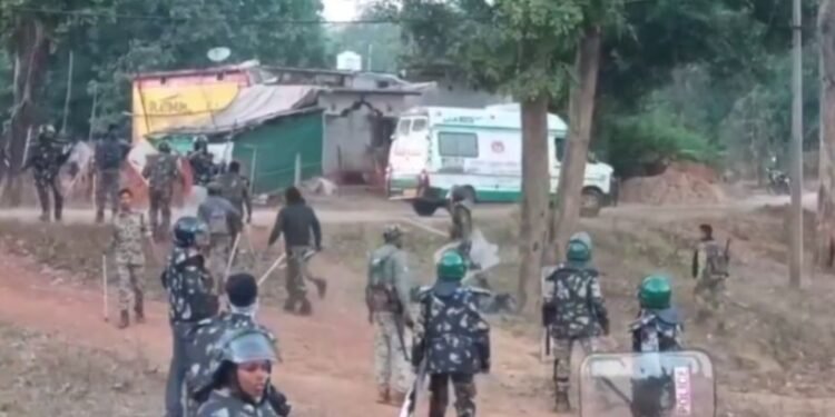 CG Breaking : धर्मांतरण विवाद में हिंसा, शव निकाले जाने के बाद उग्र हुए हालात, 22 पुलिसकर्मी घायल देखे पूरा वीडियो