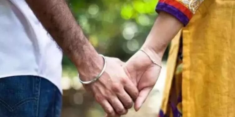 Social Media : सोशल मीडिया का प्यार पड़ा भारी, पति-बच्चे को छोड़ जेवरात लेकर प्रेमी संग फरार हुई महिला