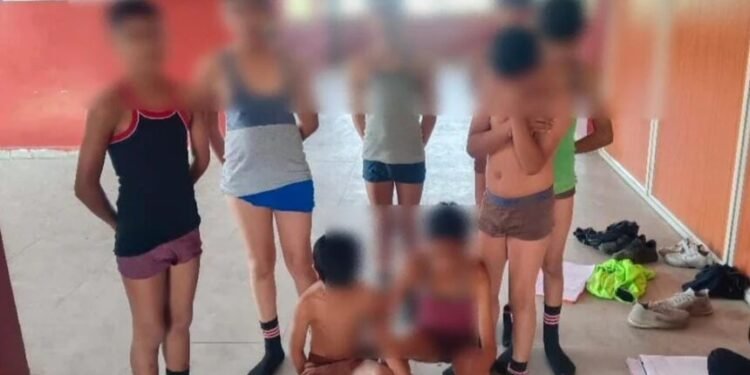 Viral News : होमवर्क नहीं करने पर छात्रों को अर्धनग्न कर खड़ा करने का मामला, स्कूल प्रिंसिपल समेत तीन बर्खास्त