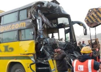 CG Road Accident News : नेशनल हाइवे पर बड़ा हादसा, खड़े ट्रेलर से टकराई तेज रफ्तार बस, 16 यात्री घायल