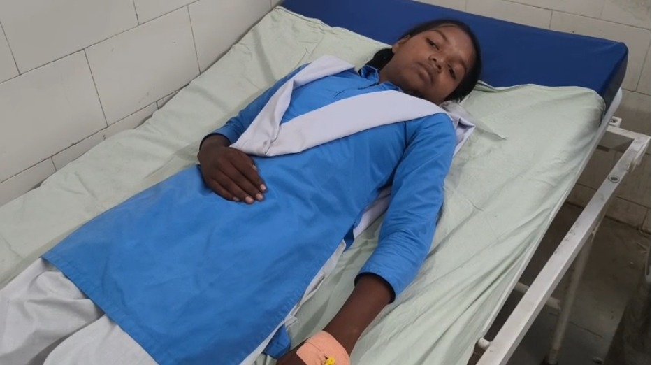 CG Breaking : परीक्षा के बाद 11 छात्राएं हुई बेहोश, 6 छात्राओं की स्थिति चिंताजनक स्कूल में मचा हड़कंप