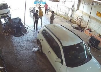 CG : सर्विसिंग में देरी पर मैकेनिक से बेरहमी से मारपीट, आरक्षक लाइन अटैच, मुख्य आरोपी फरार, CCTV फुटेज आया सामने