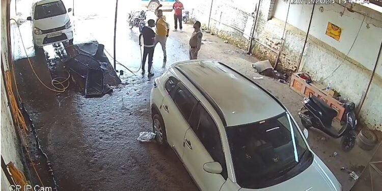 CG : सर्विसिंग में देरी पर मैकेनिक से बेरहमी से मारपीट, आरक्षक लाइन अटैच, मुख्य आरोपी फरार, CCTV फुटेज आया सामने