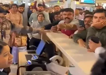 Viral Video : पिता ने रो-रोकर बेटी के लिए मांगा सेनेटरी पैड, एयरपोर्ट पर मौजूद इंडिगो स्टाफ बोली – सॉरी सर हम ऐसा नहीं कर सकते, देखिए पूरा वीडियो