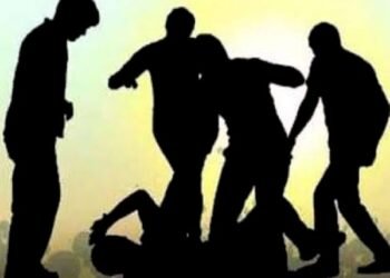 Crime News : कपड़ा बचने वाले 50 साल के शख्स के कान काटे, नंगा करके लोहे की रॉड से पीट – पीटकर उतारा मौत के घाट