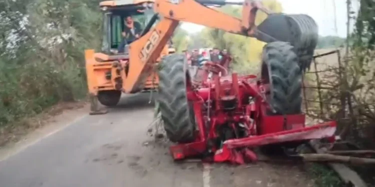 CG Road Accident : दर्दनाक सड़क हादसा अनियंत्रित ट्रैक्टर पलटा, दो नाबालिगों की मौत, ड्राइवर गंभीर रूप से घायल