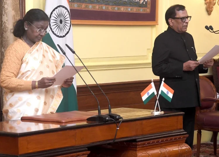 CIC : राष्ट्रपति द्रौपदी मुर्मू ने नए मुख्य सूचना आयुक्त को दिलाई शपथ, जानें कौन हैं राज कुमार गोयल? क्या होगी उनकी जिम्मेदारी?