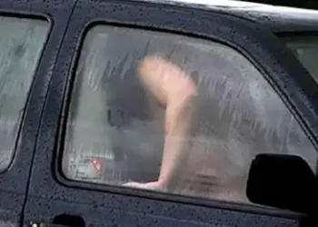 एक्सप्रेस वे पर कार खड़ी करके संबंध बनाने लगा कपल, मैनेजर ने CCTV की मदद से रिकॉर्ड कर ली पूरी फिल्म, सीएम तक पहुंची बात