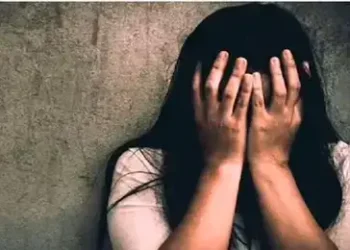 Gangrape : कैमरे में कैद हुई हैवानियत 8 युवकों ने नाबालिग के साथ की दरिंदगी, 1 महीने बाद परिजनों तक पहुँचा वीडियो …