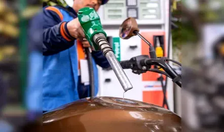Petrol Diesel Price Update Today : 9 रुपए सस्ता हुआ डीजल, पेट्रोल के दाम में भी बड़ी राहत, नए साल पर मिली खुशियों की सौगात