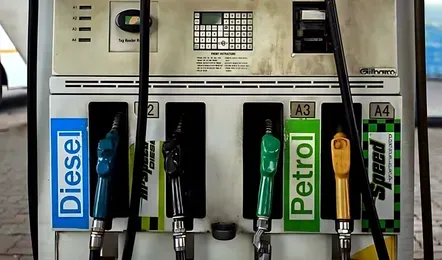 Petrol Diesel Price : डीजल 5 और पेट्रोल 4 रुपए सस्ता, वाहन मालिकों के आ गए अच्छे दिन, जानिए अब कितना देना होगा एक लीटर का
