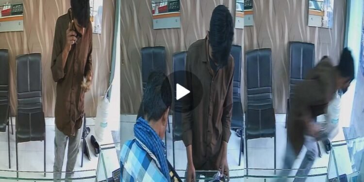CG Crime : दो ज्वेलरी दुकानों से लॉकेट चोरी, दिनदहाड़े बाइक सवार बदमाशों ने दिया वारदात को अंजाम, CCTV में कैद हुई घटना देखे पूरा वीडियो