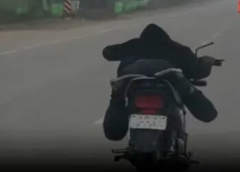 Viral Video : हाईवे पर चलती बाइक को बनाया बिस्तर, फिर बीच सड़क शुरू हो गया युवक, आप भी देखें 26 सेकंड का वायरल वीडियो