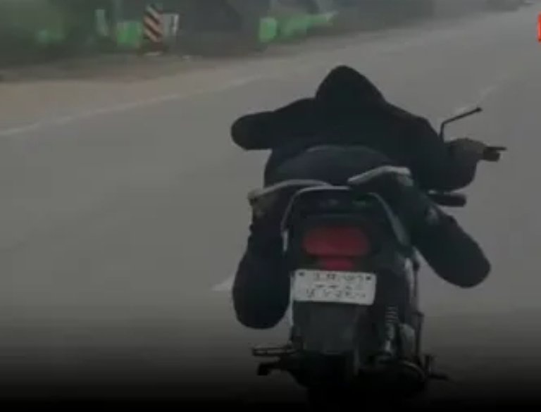 Viral Video : हाईवे पर चलती बाइक को बनाया बिस्तर, फिर बीच सड़क शुरू हो गया युवक, आप भी देखें 26 सेकंड का वायरल वीडियो