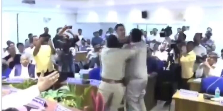 Viral Video : मीटिंग में कांग्रेस नेता ने भाजपा विधायक को मारा मुक्का, सोशल मीडिया पर आया लाइव वीडियो, जानिए किस बात पर भिड़ गए दोनों देखे पूरा वीडियो