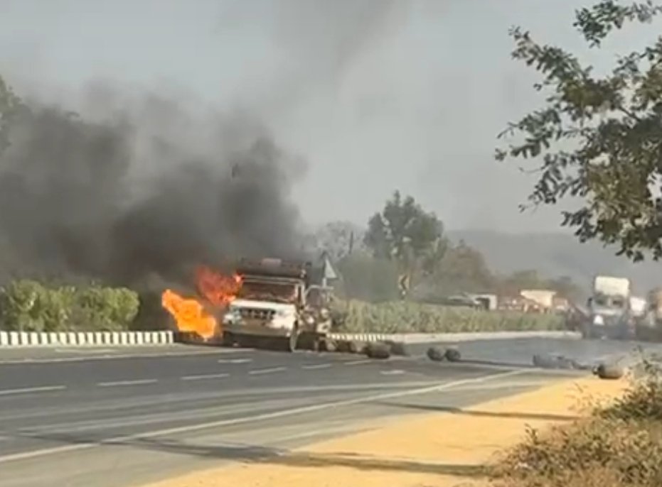 CG News : नेशनल हाईवे पर मौत बनकर फटा सिलेंडर, धू-धू कर जली पिकअप, देखें दिल दहला देने वाला मंजर का वीडियो