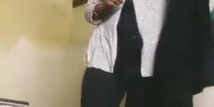 होटल में बॉयफ्रेंड के साथ अय्याशी कर रही थी बीवी.. पीछे से पहुँच गया पुलिस लेकर पति कपड़े पहनते आई कमरे से बाहर और फिर